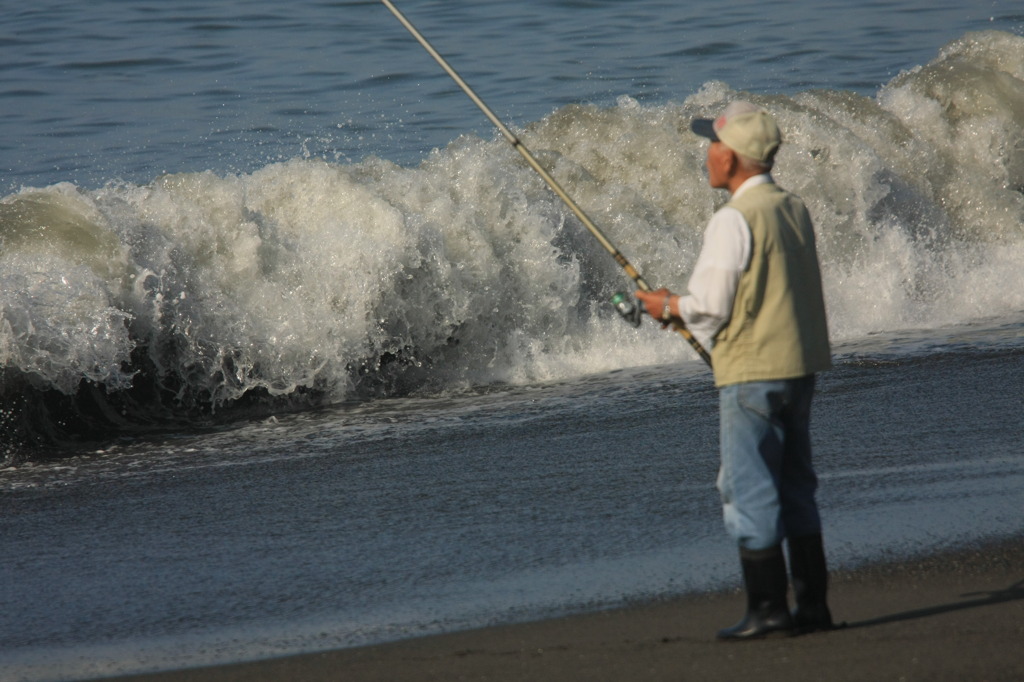 波の寄せ来る浜辺にて