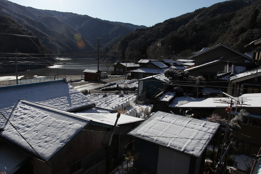 雪止みし朝に