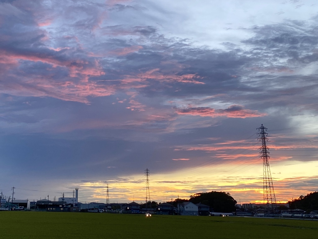 残暑厳しい夕暮れ