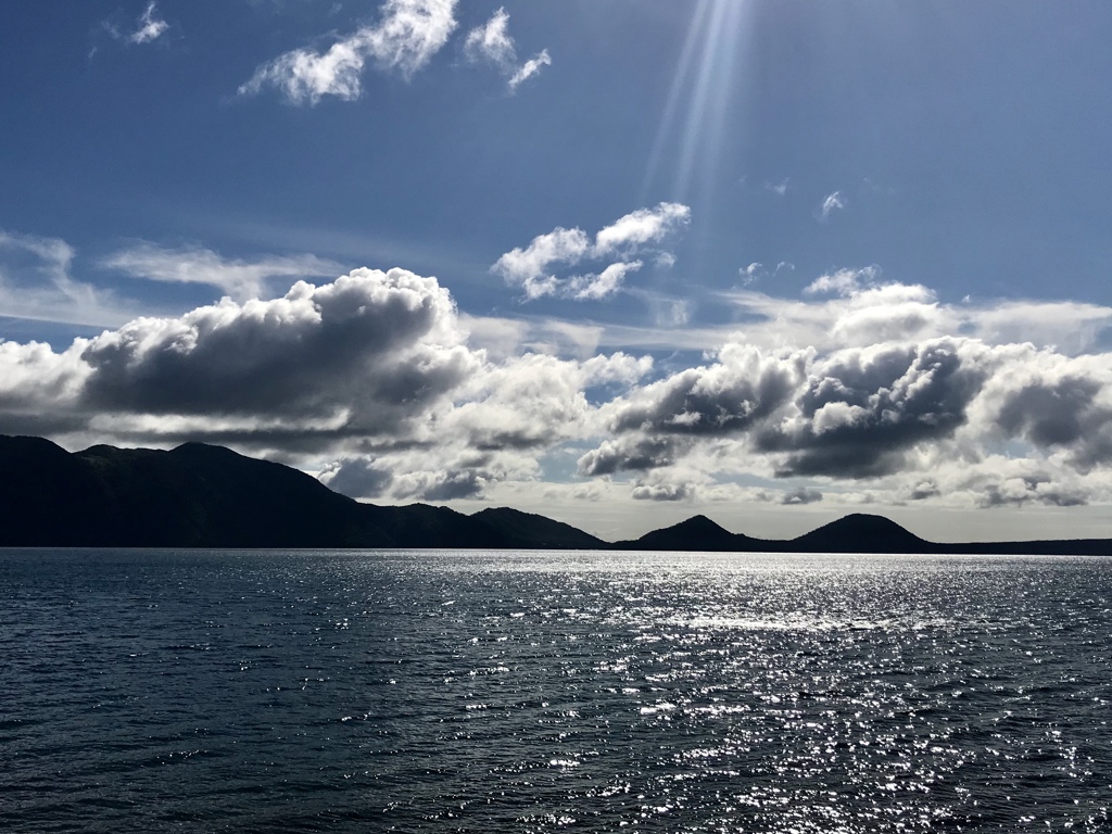 雲は湖より向こうで