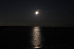 淡路島から望む月明かり