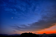 陽落ち、月輝く。