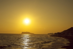 江ノ島に太陽が近づく時