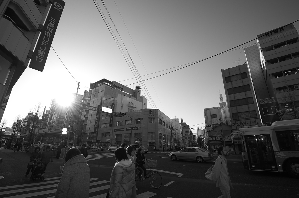 行き交う人々