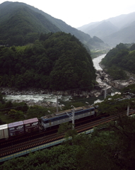 貨物列車と木曽川（寝覚の床）