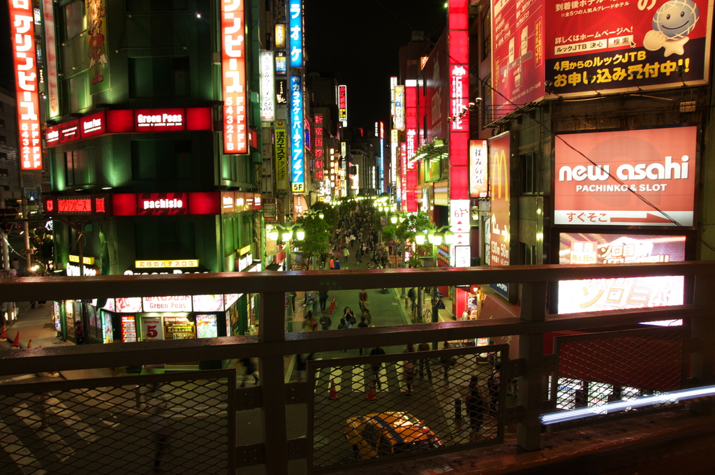 橋の下の新宿の街