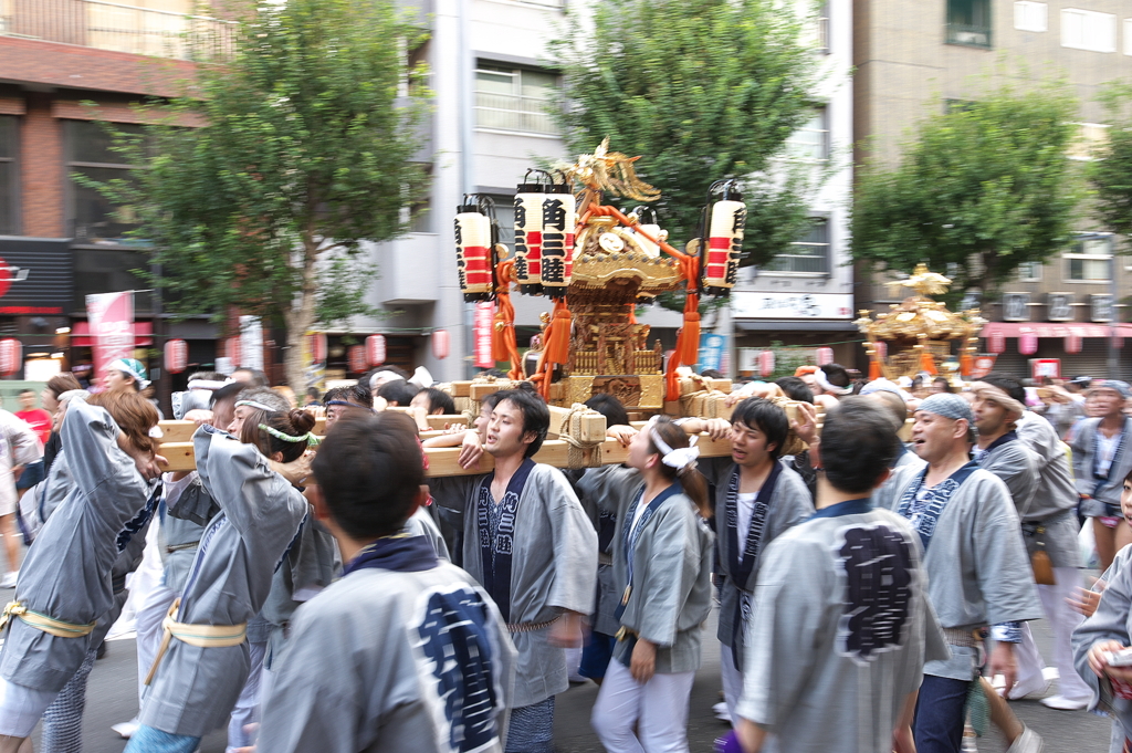 お神輿運ぶ