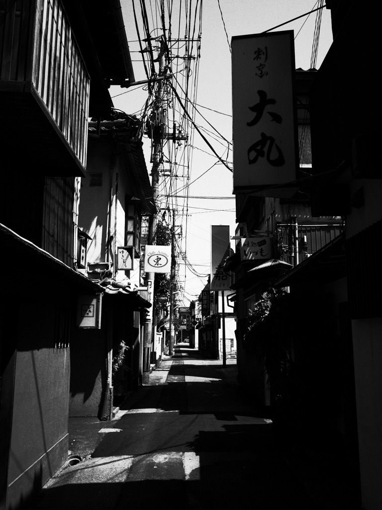 光と影の路地