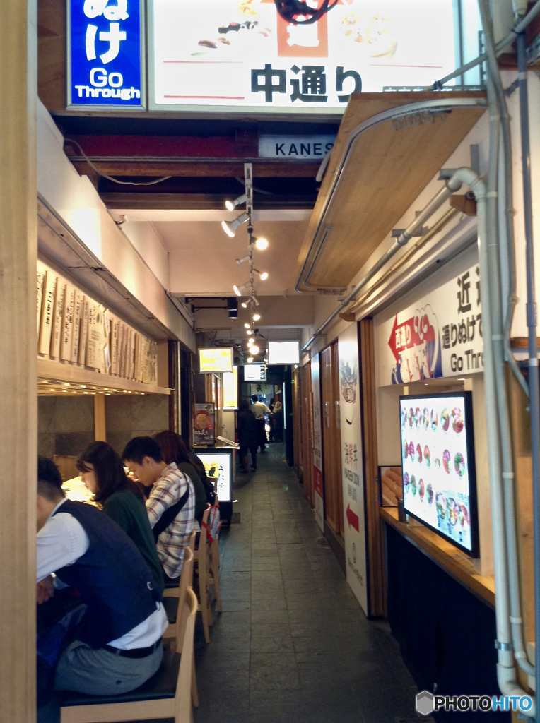 through to passage : Tsukiji, Tokyo