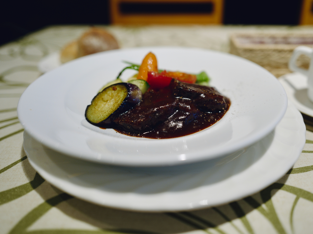 牛ほほ肉の赤ワイン煮込み