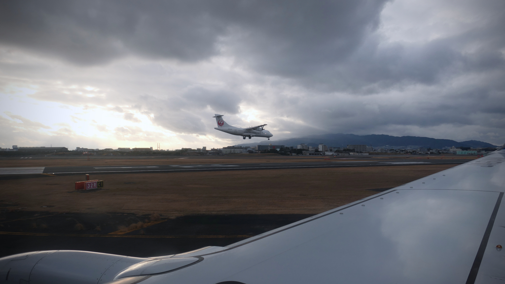 before touch down, JAPAN AIR