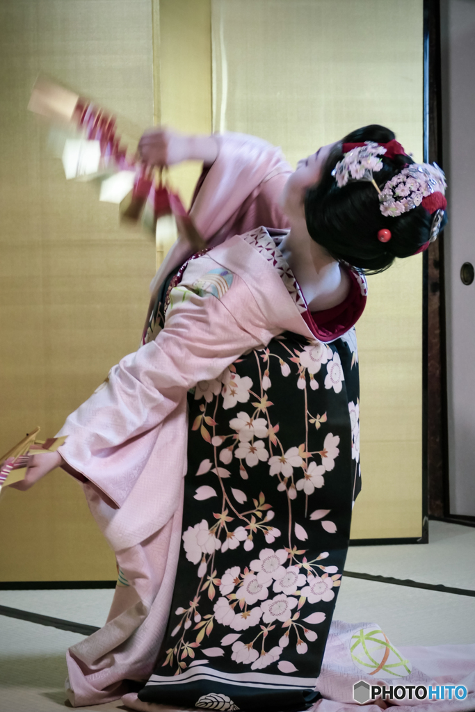 Swinging Hand fan dance