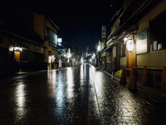 令和二年七月、雨の花見小路