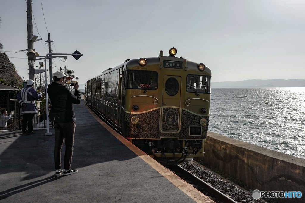 千綿駅 通過 : 或る列車 弥生 大村湾