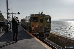 千綿駅 通過 : 或る列車 弥生 大村湾