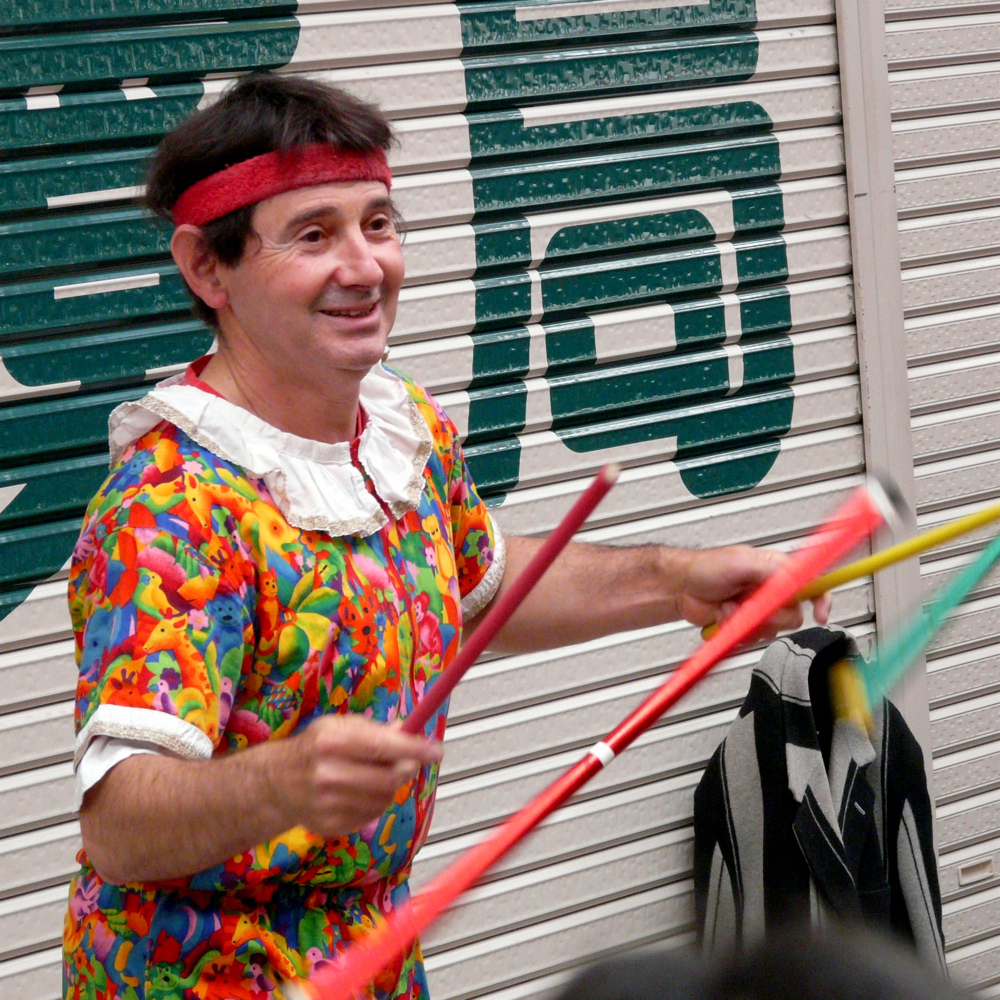 Performs juggling in Nagasaki