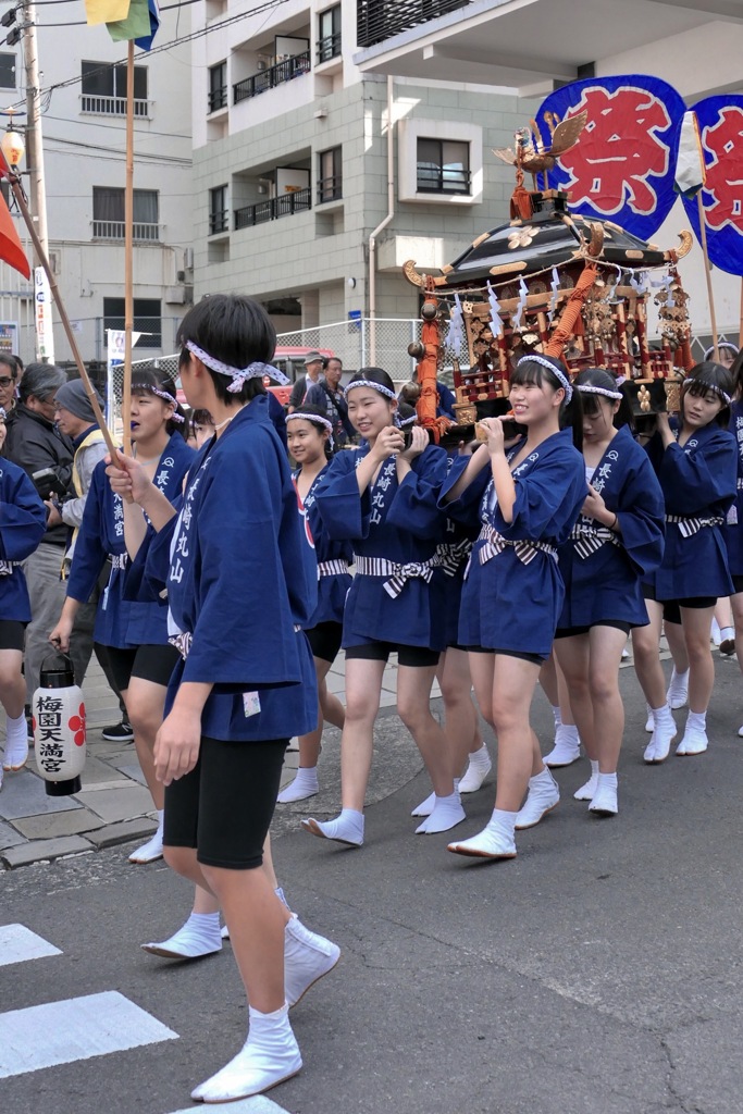 街角：料亭花月前 丸山華まつり 女神輿