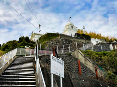 急斜面の上の教会、長崎 神の島教会