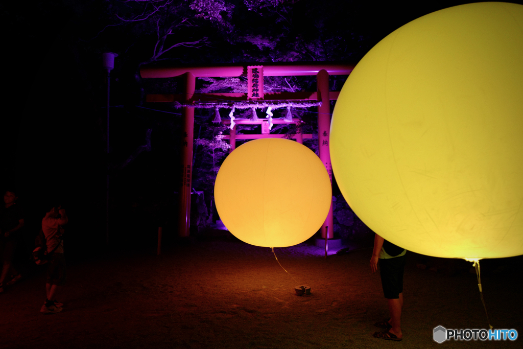 大村の神社に浮遊する球体 2017