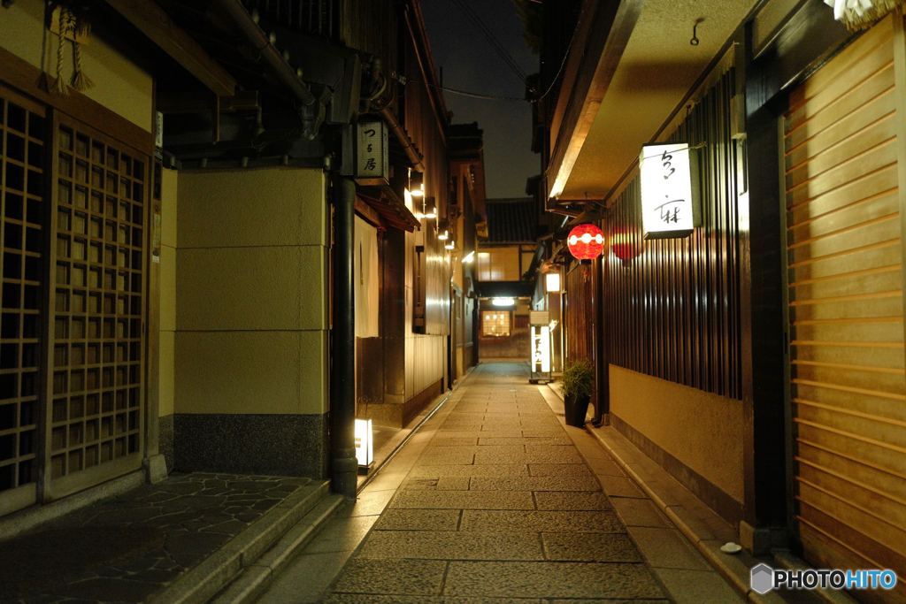 back alley, rambling with a Leica Q