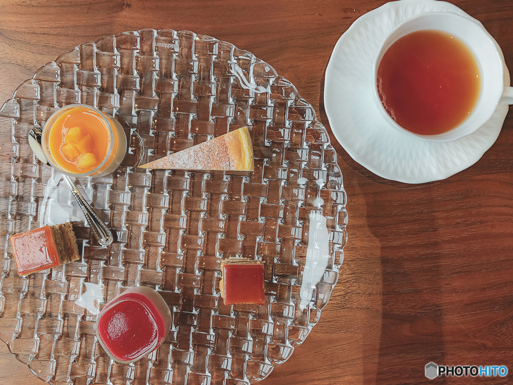Dessert plate & red tea
