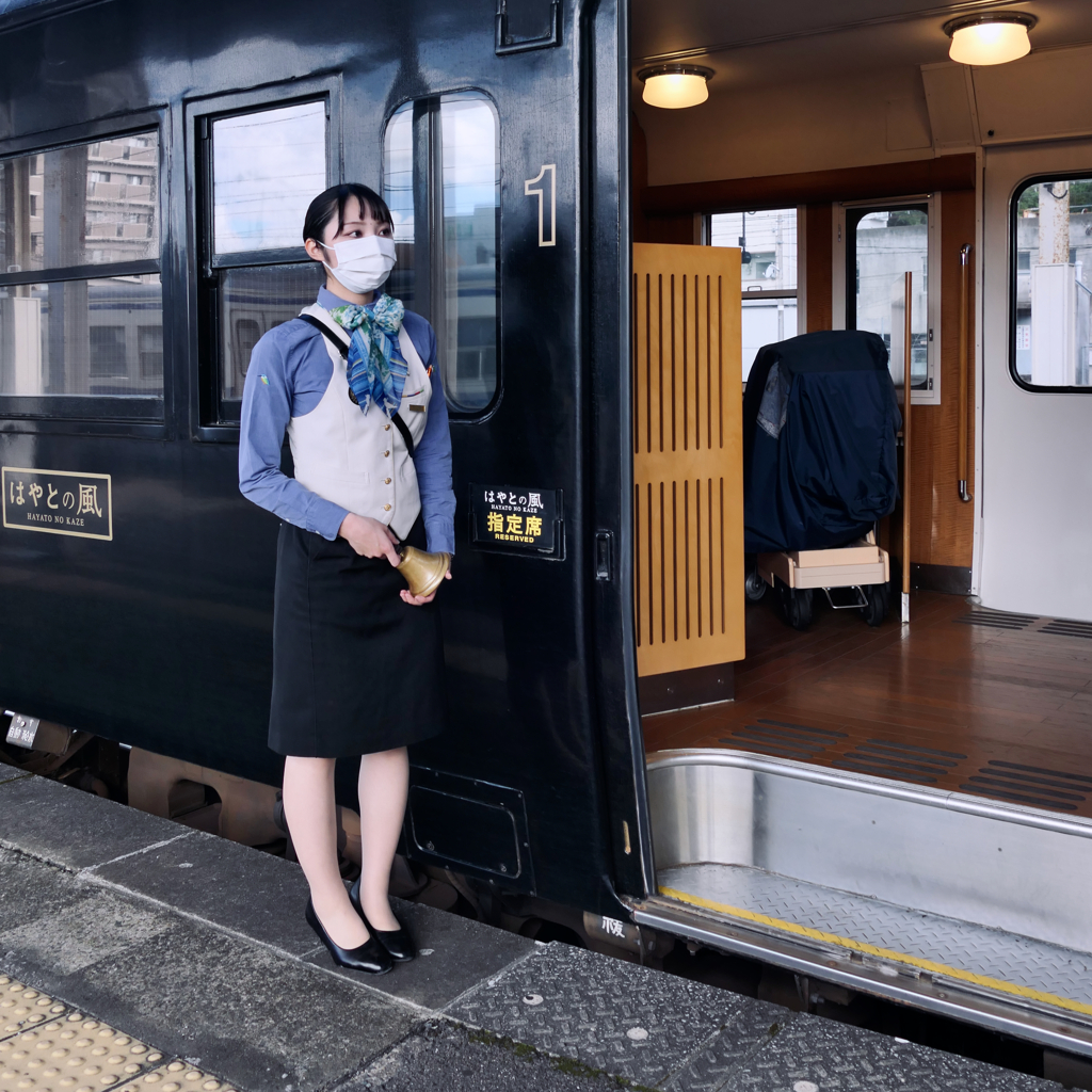 Waiting JR KYUSHU LADY