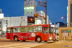 赤いバスが走る街：長崎市中央橋交差点