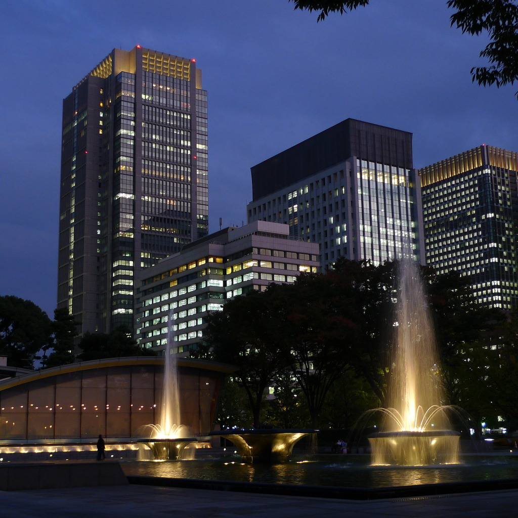 丸の内の夕暮れ