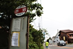 お盆のバス停