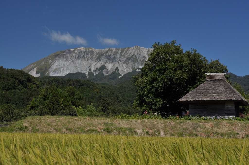 空・山・小屋・稲穂