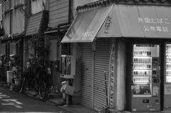 自販機横に...