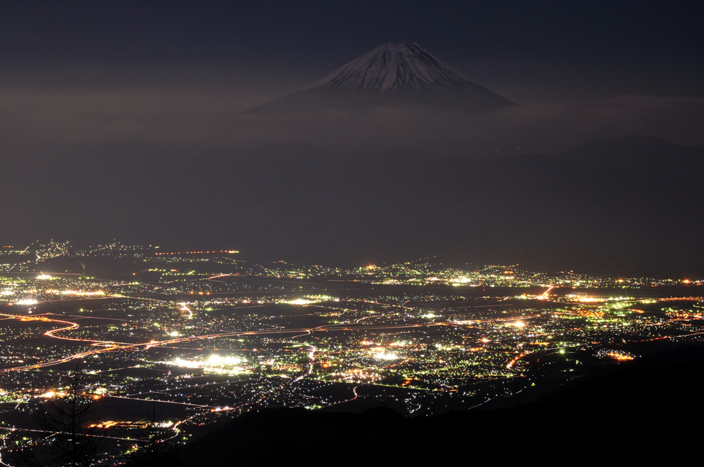 輝く甲府盆地と月夜の富士