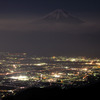 輝く甲府盆地と月夜の富士