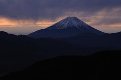 折り重なる山々と尾流雲