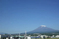 小さな工場街と富士山