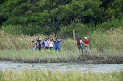 双眼鏡で何見てるの？