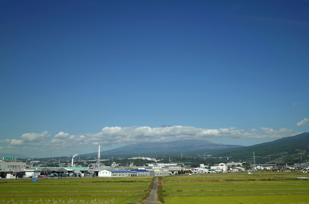 小さな工場街と富士山