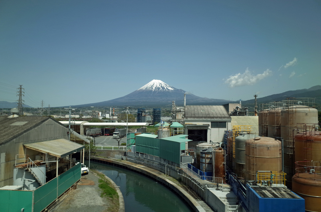 工場街と富士山