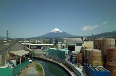 工場街と富士山