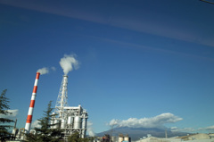 工場街と富士山