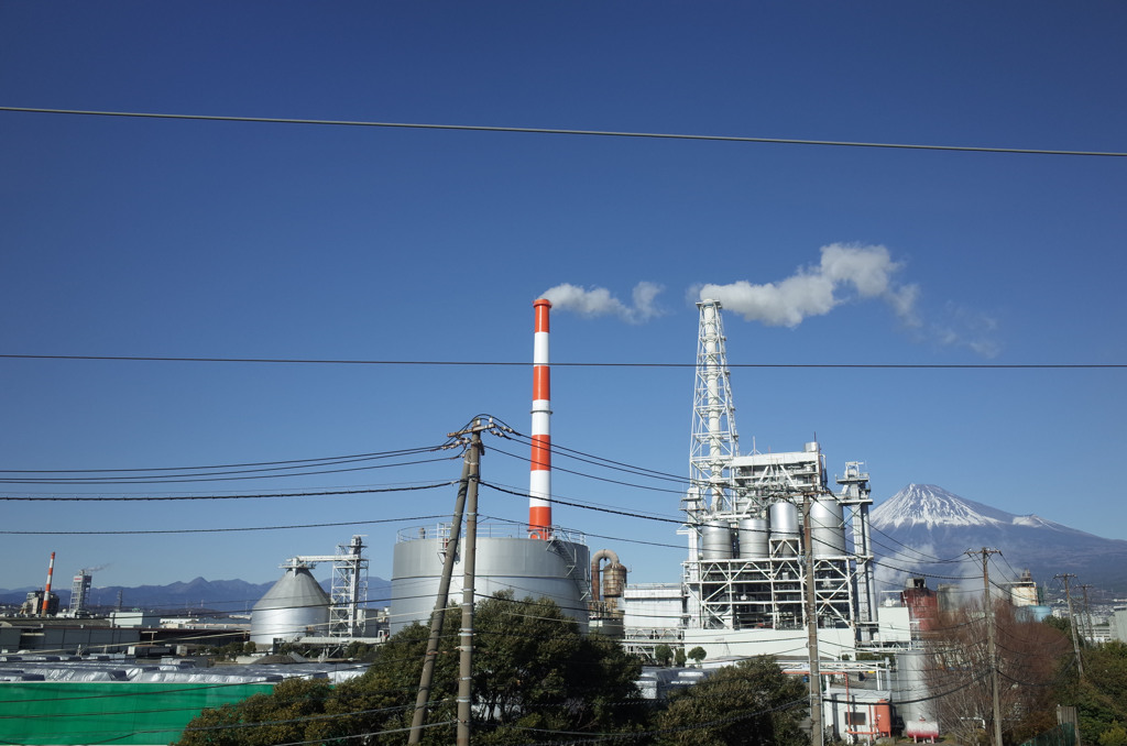 工場街と富士山