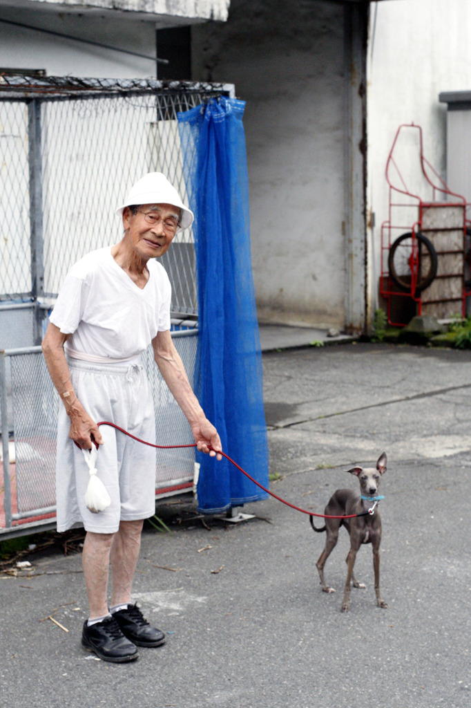 おじちゃん犬散歩