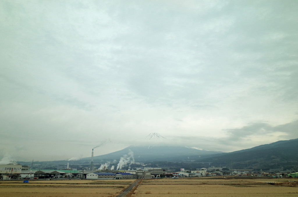 小さな工場街と富士山