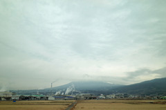 小さな工場街と富士山