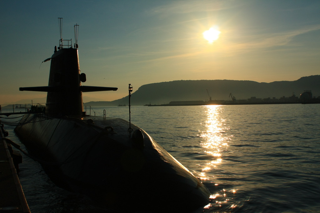 浮く潜水艦と沈む太陽