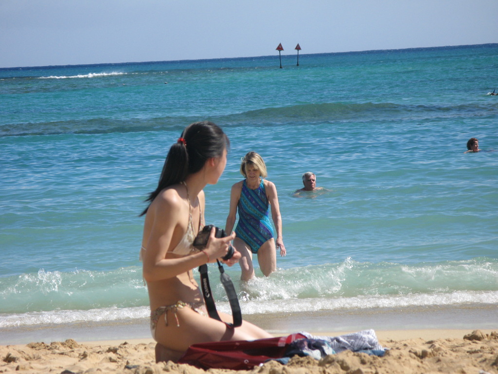 PHOTO GIRL IN WAIKIKI BEACH