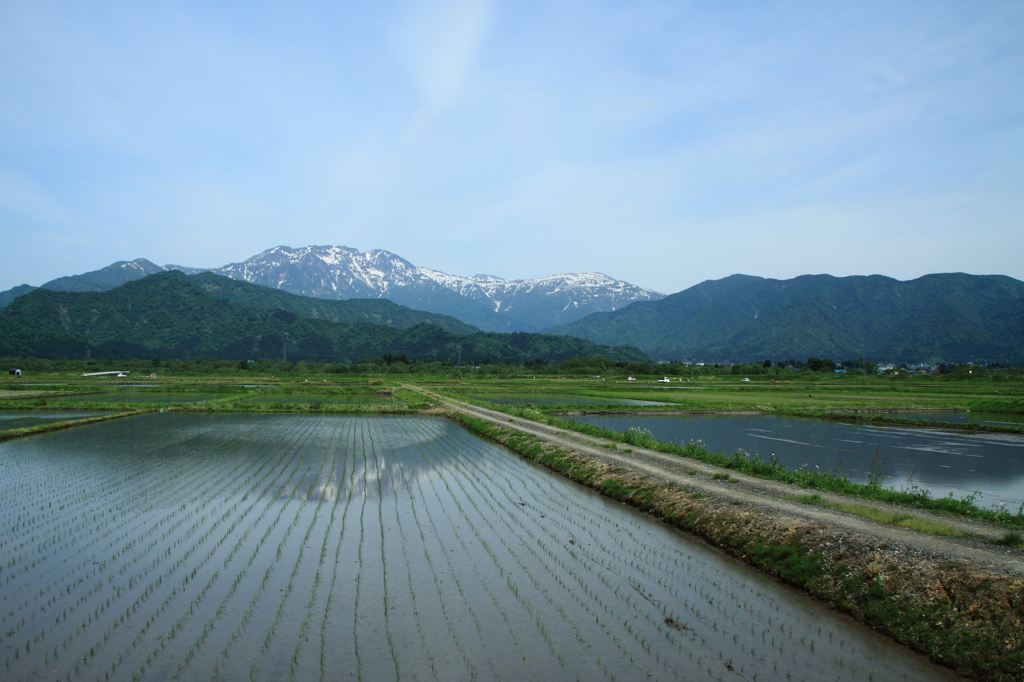 田園と雪山