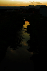 日没時の小川