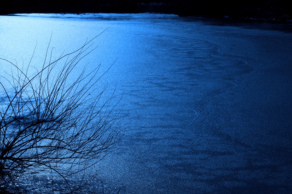 Frozen lake that shines in blue