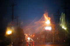 霧雨の水銀燈